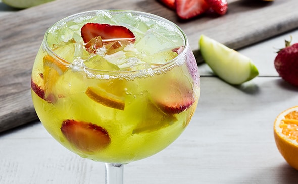 green-apple-moscato-sangria-dpv-590x365.jpg